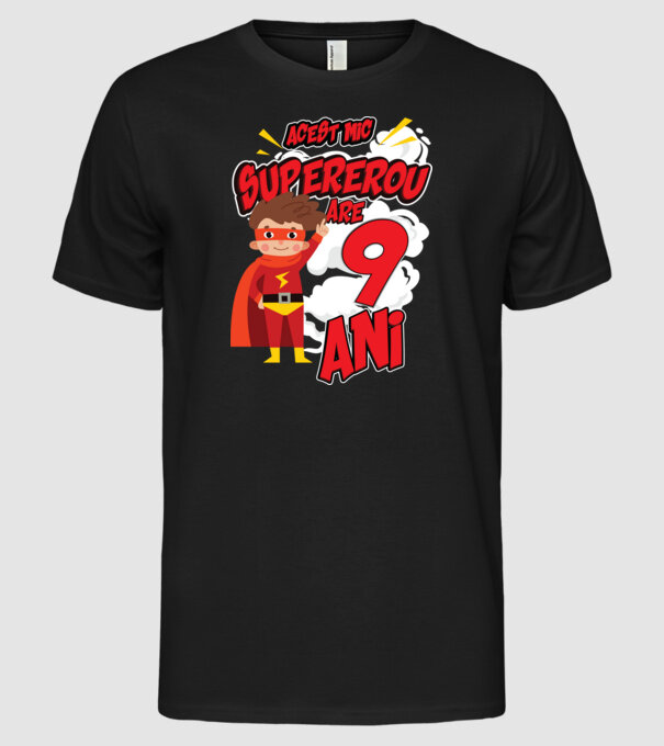 Acest mic supererou are 9 ani model negru pe tricou
