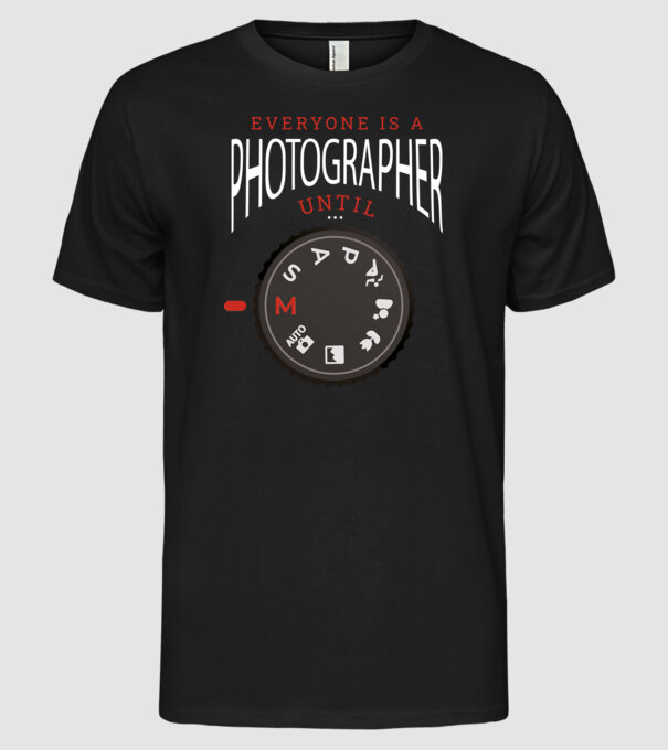 Everyone is a photographer until model negru pe tricou