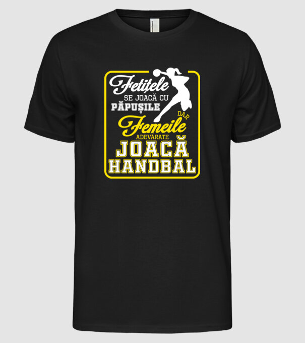 fetițele se joacă cu păpușile, dar femeile adevărate joacă handbal model negru pe tricou