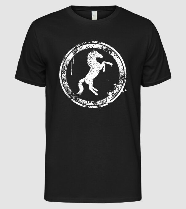 horse badge model negru pe tricou