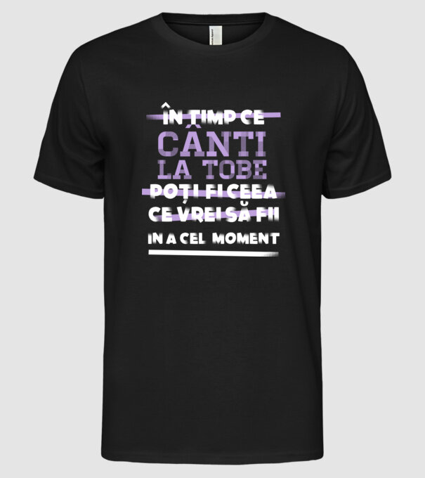 în timp ce cânți la tobe poți fi ceea ce vrei să fii - în acel moment model negru pe tricou