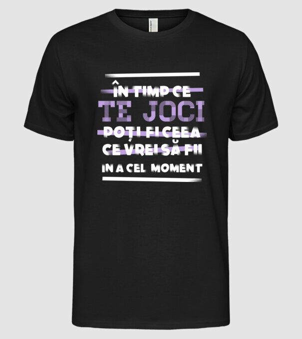 în timp ce te joci poți fi ceea ce vrei să fii - în acel moment model negru pe tricou