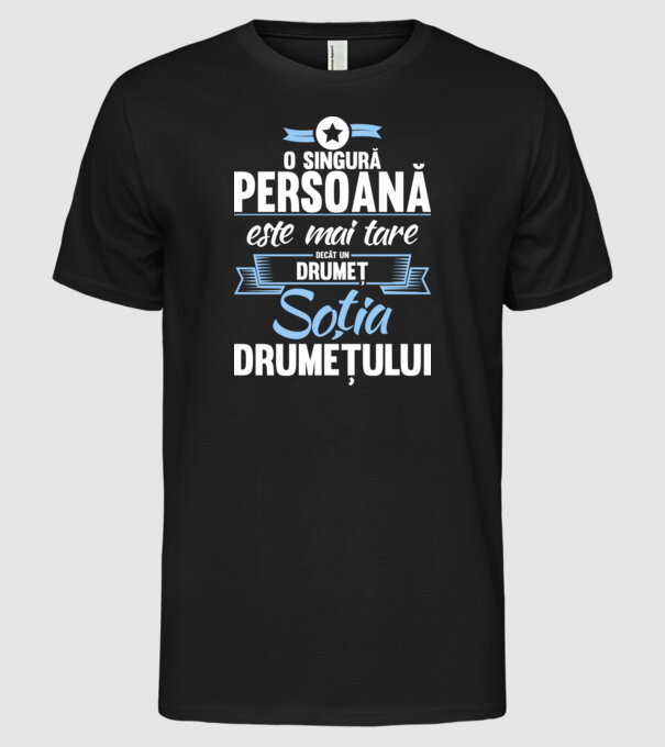numai o persoană este mai tare decât un amator de drumeții, soția amatorului de drumeții model negru pe tricou