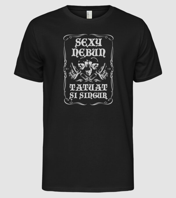 sexy, nebun, tatuat și singur model negru pe tricou