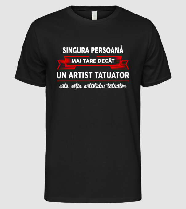 singura persoană mai tare decât un artist tatuator este soția artistului tatuator model negru pe tricou