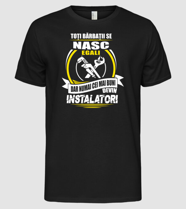 Toți bărbații se nasc egali instalatori model negru pe tricou