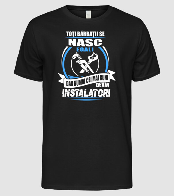 Toți bărbații se nasc egali instalatori model negru pe tricou