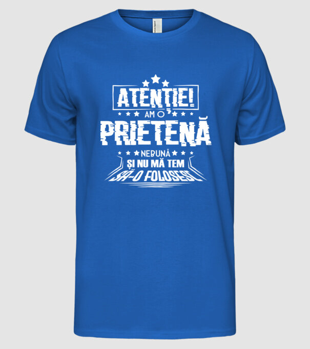 Atenție! Am o prietenă nebună și nu mă tem s-o folosesc. model albastru regal pe tricou