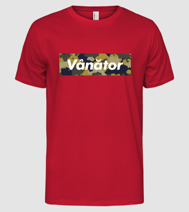 vânător model roșu pe tricou