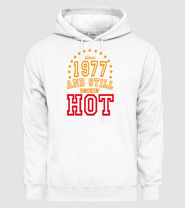 'Since and still smokin'' hot - 1977' model alb pe tricou
