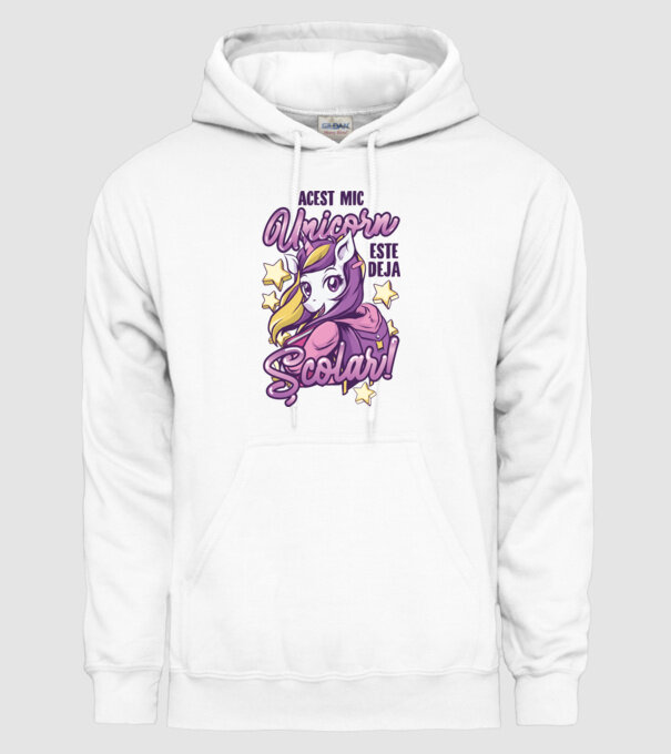 Acest mic unicorn este deja școlar model alb pe tricou