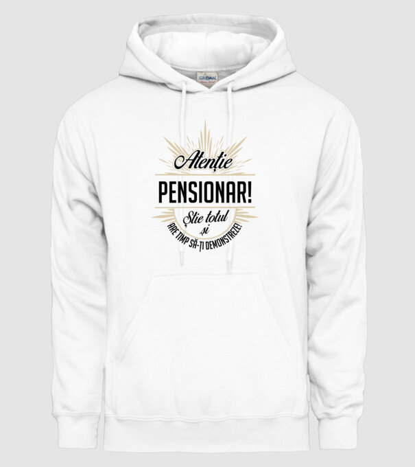 Atenție pensionar! Știe totul și are timp să-ți demonstreze! model alb pe tricou