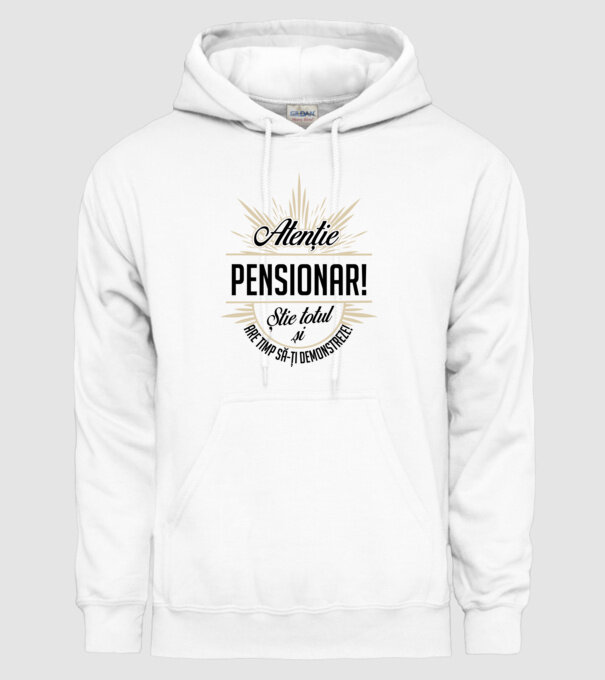 Atenție pensionar! Știe totul și are timp să-ți demonstreze! model alb pe tricou