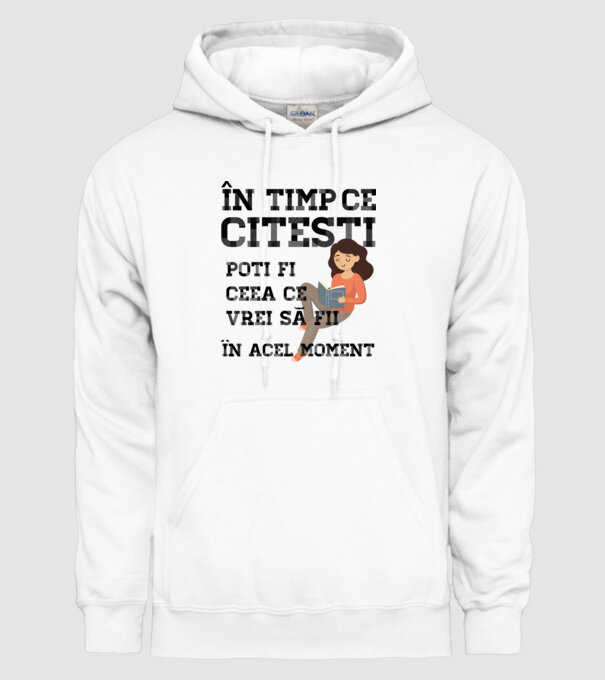 în timp ce citești poți fi ceea ce vrei să fii - în acel moment model alb pe tricou