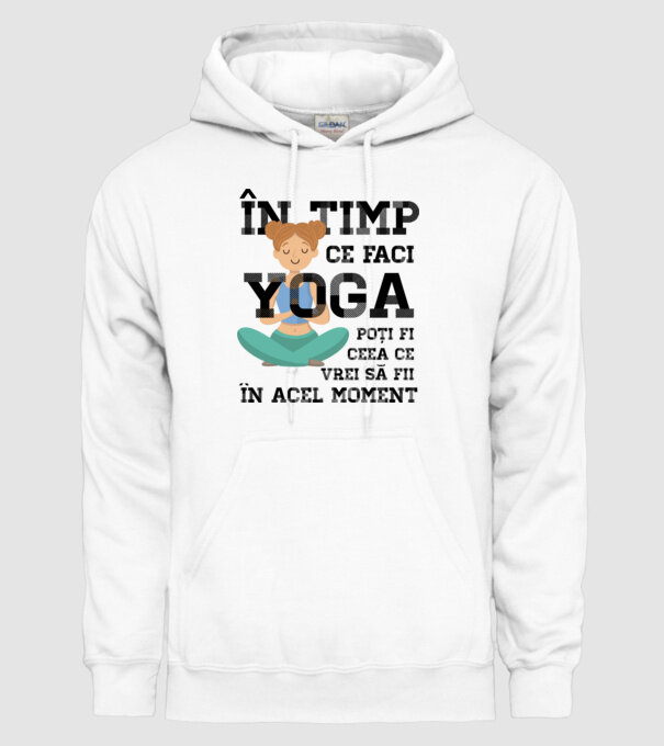 în timp ce faci yoga poți fi ceea ce vrei să fii - în acel moment model alb pe tricou
