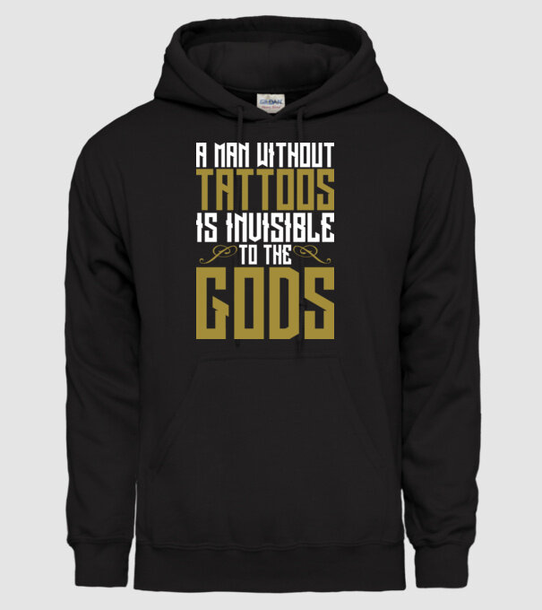 A man without tattoos is invisible to the gods model negru pe tricou