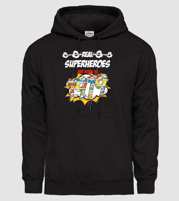 real superheroes are born in 1979 model negru pe tricou
