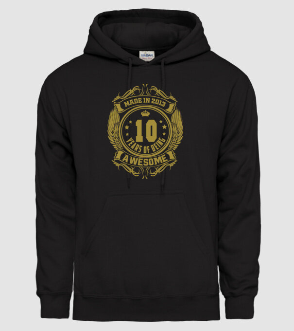 10 years of being awesome winged model negru pe tricou