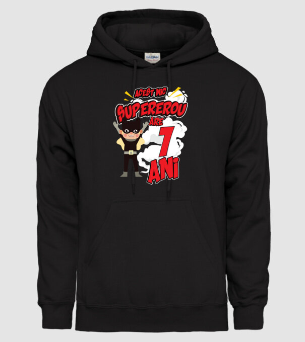 Acest mic supererou are 1 an model negru pe tricou