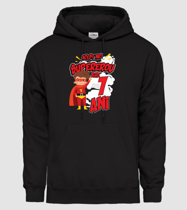 Acest mic supererou are 1 an model negru pe tricou