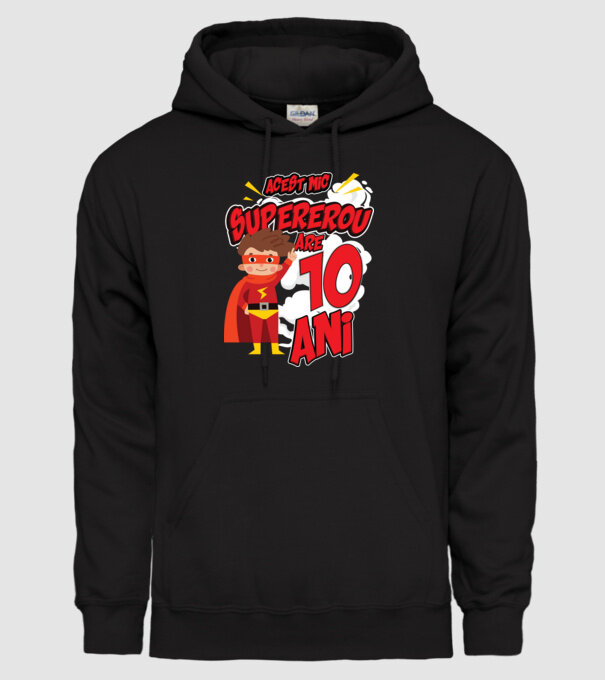 Acest mic supererou are 10 ani model negru pe tricou
