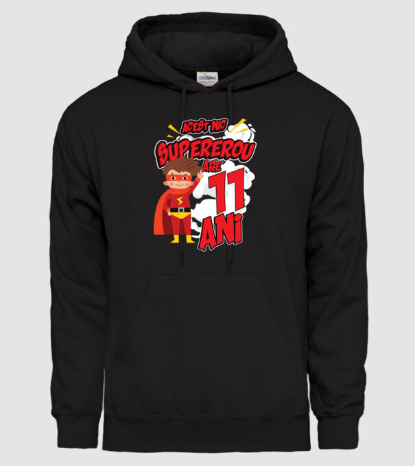 Acest mic supererou are 11 ani model negru pe tricou