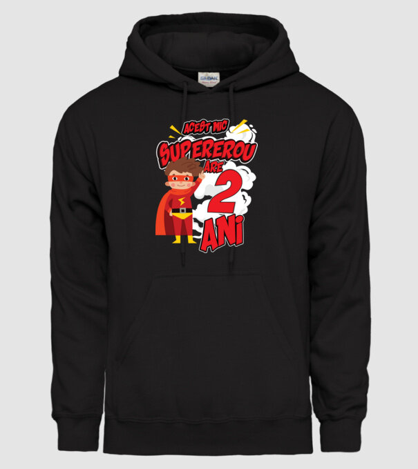 Acest mic supererou are 2 ani model negru pe tricou