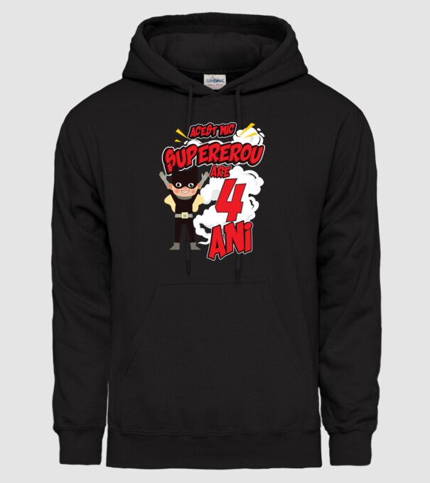 Acest mic supererou are 4 ani model negru pe tricou