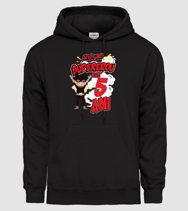 Acest mic supererou are 5 ani model negru pe tricou