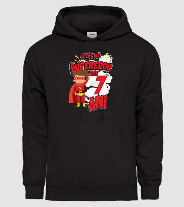 Acest mic supererou are 7 ani model negru pe tricou