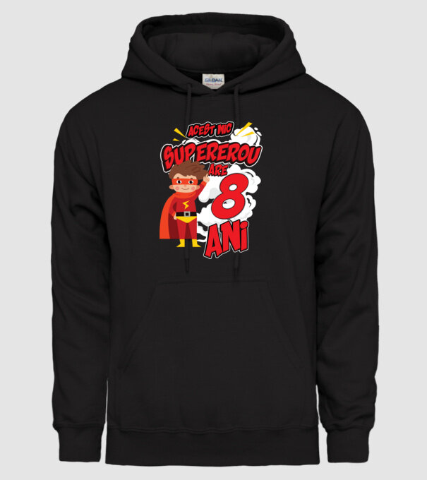 Acest mic supererou are 8 ani model negru pe tricou