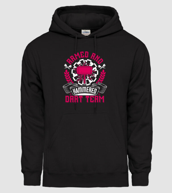 Armed and Hammered dart team model negru pe tricou