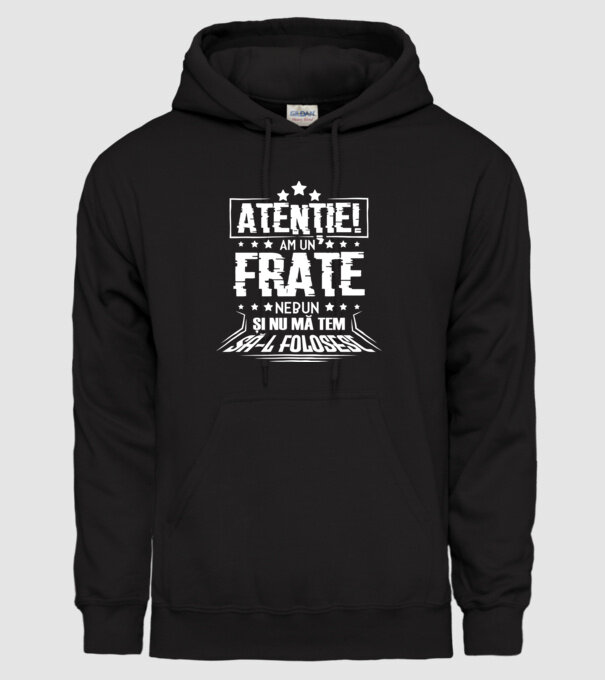 Atenție! Am un frate nebun și nu mă tem să-l folosesc. model negru pe tricou