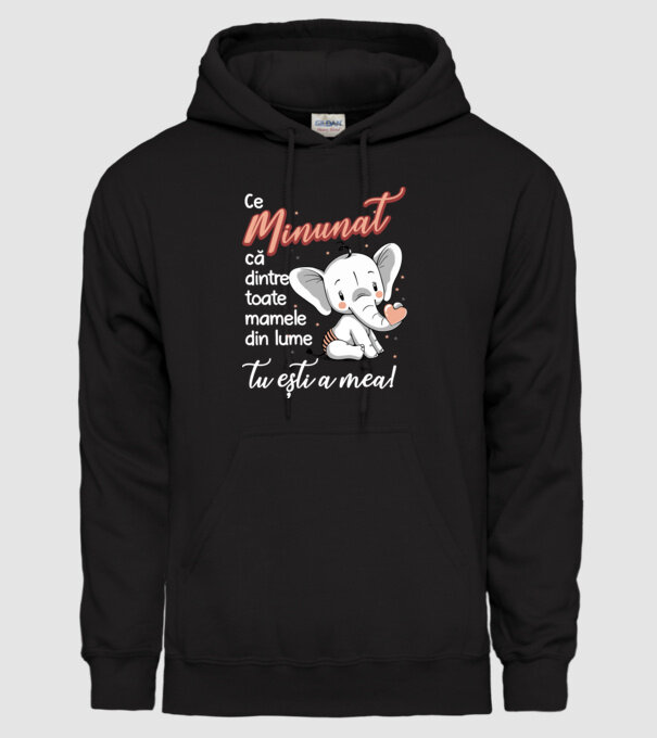 Ce minunat că dintre toate mamele din lume, tu ești a mea! model negru pe tricou