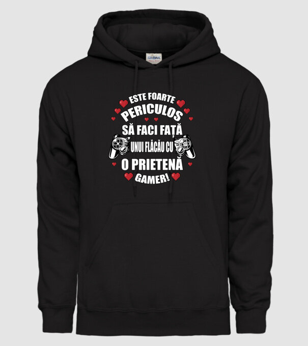 este foarte periculos să faci față unui flăcău cu o prietenă gamer! model negru pe tricou