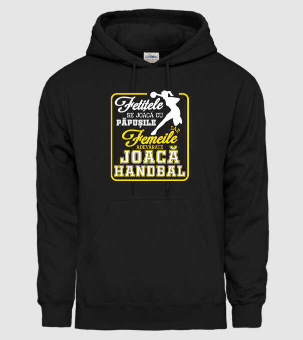 fetițele se joacă cu păpușile, dar femeile adevărate joacă handbal model negru pe tricou