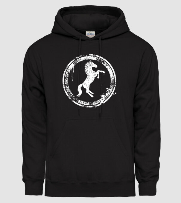 horse badge model negru pe tricou
