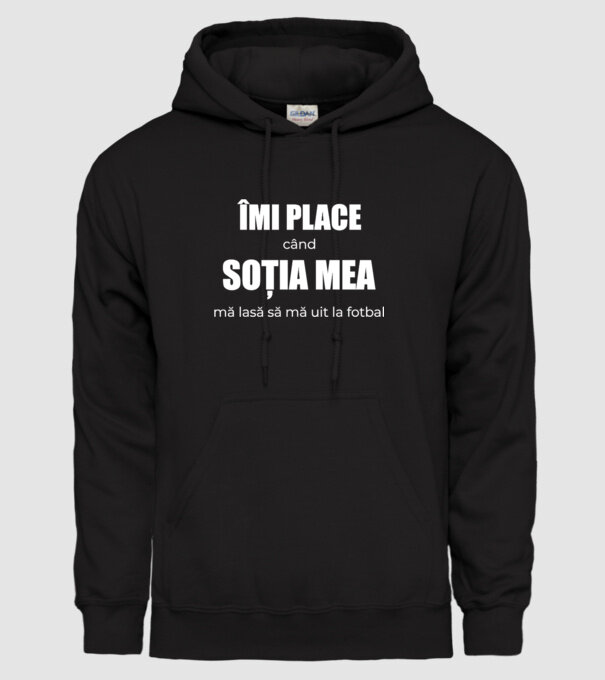 Îmi place când soția mea mă lasă să mă uit la fotbal model negru pe tricou