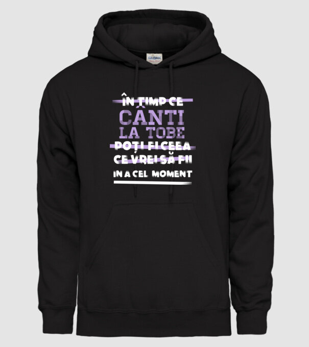 în timp ce cânți la tobe poți fi ceea ce vrei să fii - în acel moment model negru pe tricou
