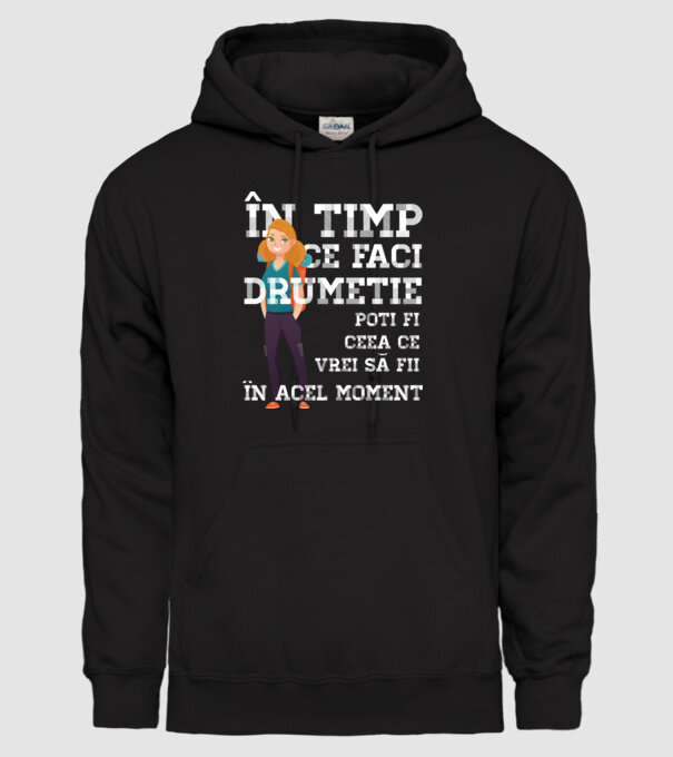 în timp ce faci drumeție poți fi ceea ce vrei să fii - în acel moment model negru pe tricou