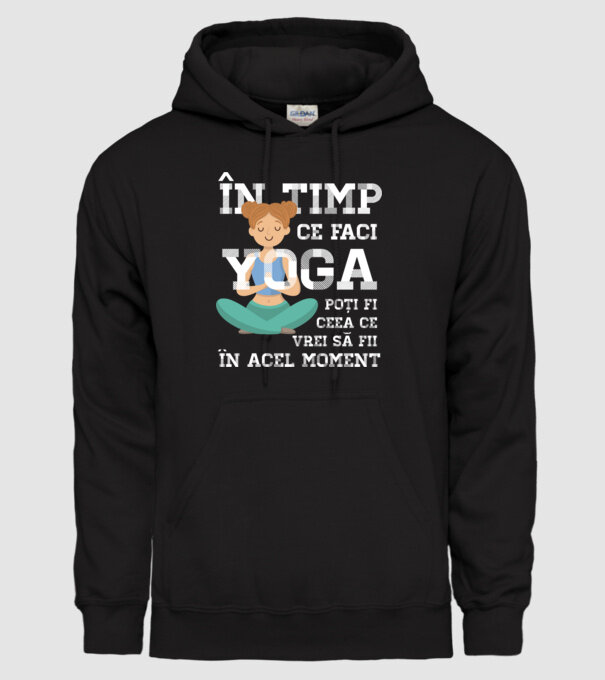 în timp ce faci yoga poți fi ceea ce vrei să fii - în acel moment model negru pe tricou