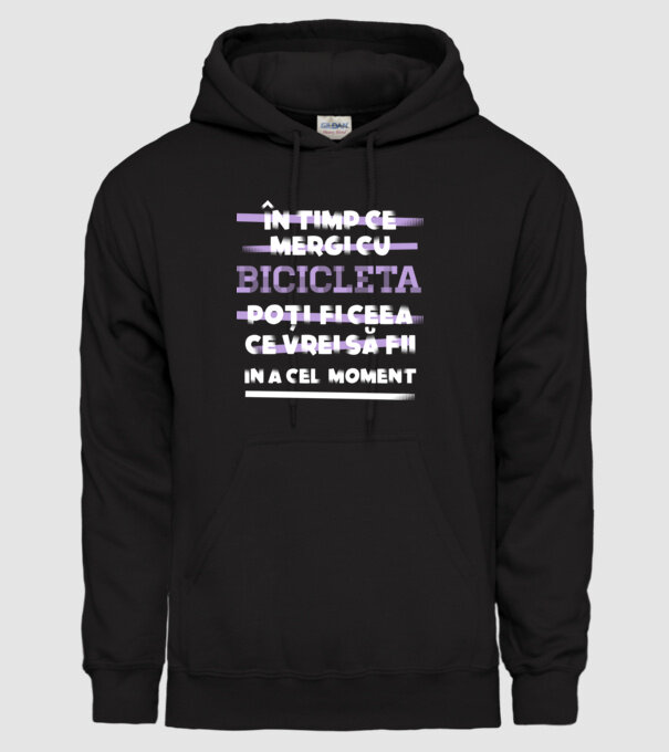 în timp ce mergi cu bicicleta poți fi ceea ce vrei să fii - în acel moment model negru pe tricou