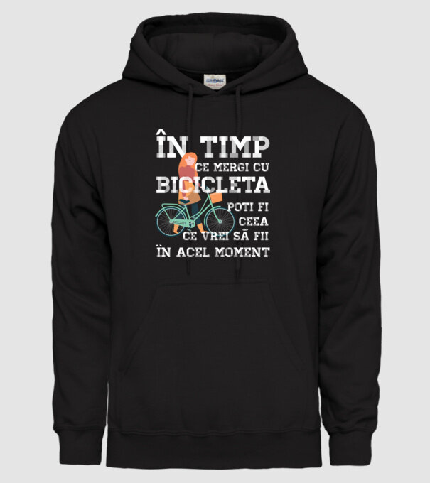 în timp ce mergi cu bicicleta poți fi ceea ce vrei să fii - în acel moment model negru pe tricou