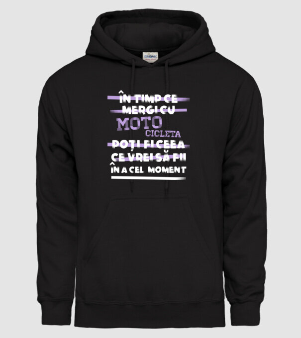 în timp ce mergi cu motocicleta poți fi ceea ce vrei să fii - în acel moment model negru pe tricou