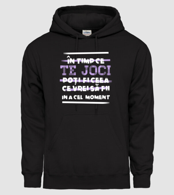 în timp ce te joci poți fi ceea ce vrei să fii - în acel moment model negru pe tricou