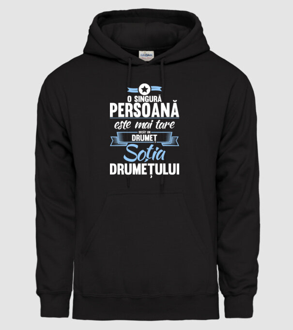 numai o persoană este mai tare decât un amator de drumeții, soția amatorului de drumeții model negru pe tricou