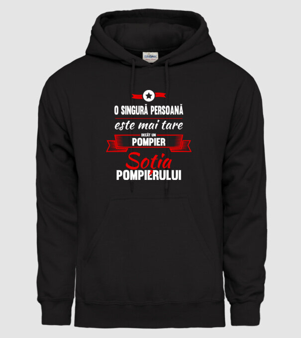 O singură persoană este mai tare decât un pompier, soția pompierului model negru pe tricou