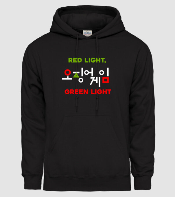 red light green light model negru pe tricou