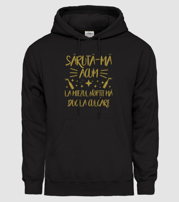 sărută-mă acum, la miezul nopții mă duc la culcare model negru pe tricou
