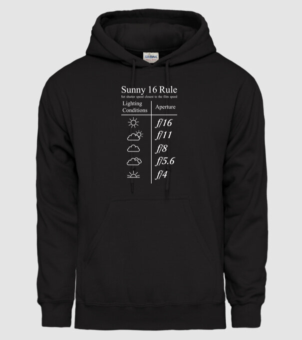Sunny 16 Rule model negru pe tricou